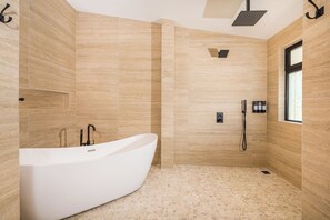 Dusche, Haartrockner, Bidet, Handtücher