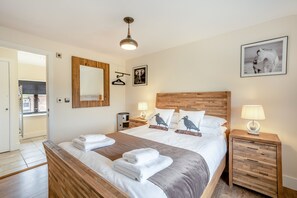 5 bedrooms, iron/ironing board, free WiFi, bed sheets