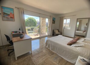 4 bedrooms, desk, iron/ironing board, free WiFi