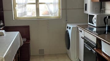 Frigorífico, microondas, horno y placa de cocina