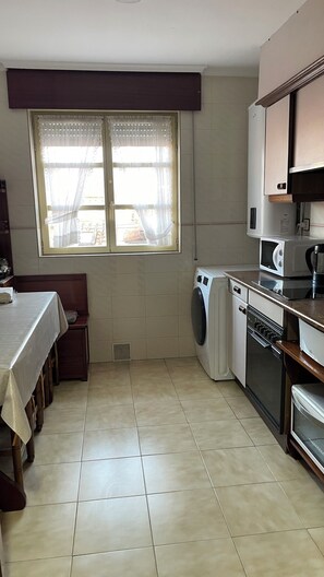 Fridge, microwave, oven, stovetop - Apartment Centro y Mar in Llanes (Llanes)
