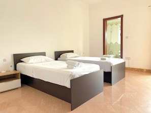 3 chambres, fer et planche à repasser, Wi-Fi, draps fournis