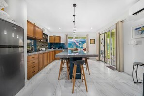 Réfrigérateur, micro-ondes, cafetière/bouilloire, grille-pain