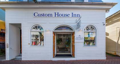 The Penthouse at Custom House Inn | New! Coastal Escape on Duval Street!