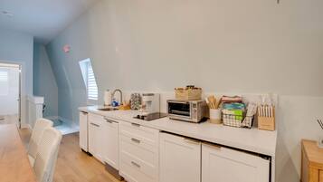 Fridge, stovetop, dishwasher, coffee/tea maker