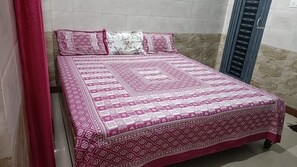 Escritorio, wifi gratis, ropa de cama