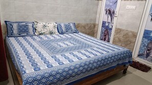 Desk, free WiFi, bed sheets - DhamStay Hotel Glory Near Golden Beach (Puri)