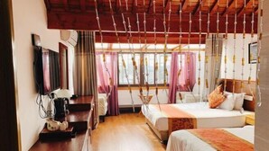 A hotel room with two beds, a wooden ceiling, a desk with a lamp, and a window with curtains. - Chang'an Hotel (Zhujiajiao Ancient Town Branch, Qingpu, Shanghai) (Shanghai)