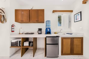 Réfrigérateur, four à micro-ondes, surface de cuisson, cafetière-théière
