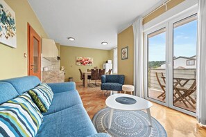 Living room - Charming Seafront Apartment in Kampor (Rab)