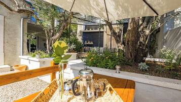 Apartment | Outdoor dining
