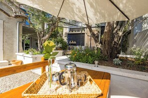 Outdoor dining - Studio in Rab Near Sandy Beach and Jacuzzi (Rab)