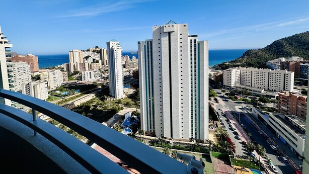 Ein Hochhaus mit Blick auf das Meer und andere Gebäude.