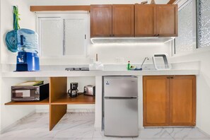 Réfrigérateur, four à micro-ondes, surface de cuisson, cafetière-théière