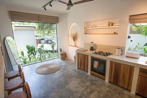 Réfrigérateur, four à micro-ondes, un four, surface de cuisson