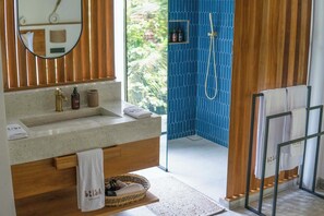 Douche, sĂšche-cheveux, bidet, serviettes fournies