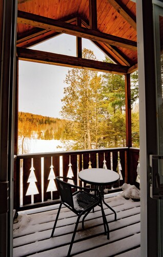 Family friendly lakefront cabin in charming Chertsey - spa & sauna