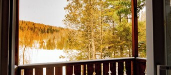 Family friendly lakefront cabin in charming Chertsey - spa & sauna