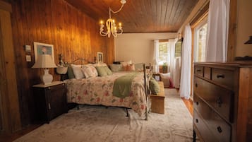 3 habitaciones, escritorio y tabla de planchar con plancha
