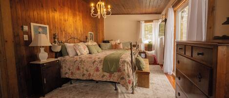 3 bedrooms, desk, iron/ironing board, travel crib