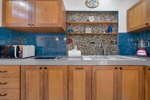 Réfrigérateur, micro-ondes, plaque de cuisson, cafetière/bouilloire