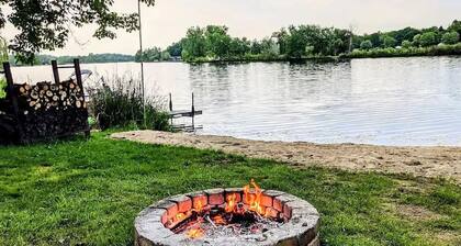 Charming 3 bed Lake house in wonderful Dowling with AC, WiFi, and Kayaks.