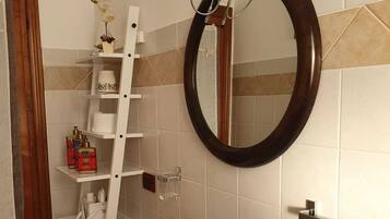 Dusche, Haartrockner, Bidet, Handtücher