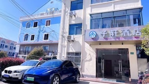 A hotel with a sign reading "Zhi Zuo Hotel". - Ziqi Hotel (Shanghai Bay University Town) (Shanghai)