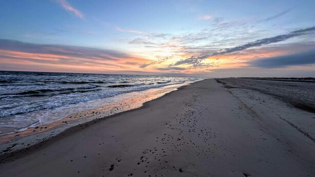 A beach with a clear sky and sunset. - 4 Star Holiday Home in Pandrup (Pandrup)