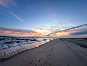 A beach with a clear sky and sunset. - 4 Star Holiday Home in Pandrup (Pandrup)