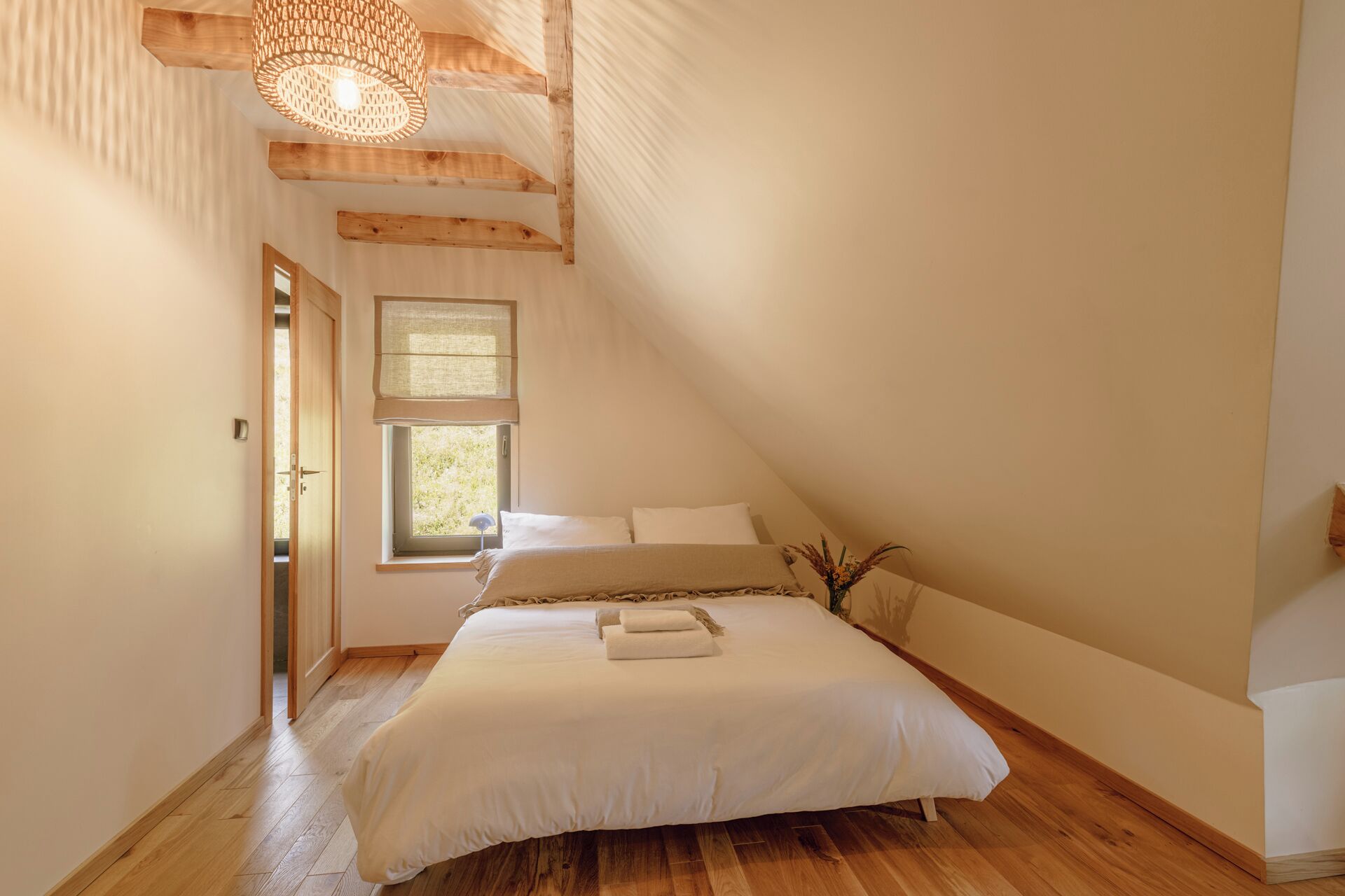 4 habitaciones, tabla de planchar con plancha, wifi y ropa de cama 