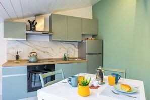 Réfrigérateur, four, plaque de cuisson, cafetière/bouilloire