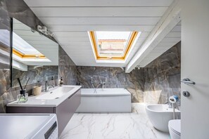 Jetted bath, hair dryer, bidet, towels