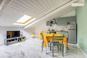 Frigorífico, horno, placa de cocina y cafetera o tetera