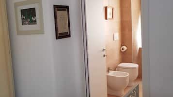 1 bedroom, desk, WiFi