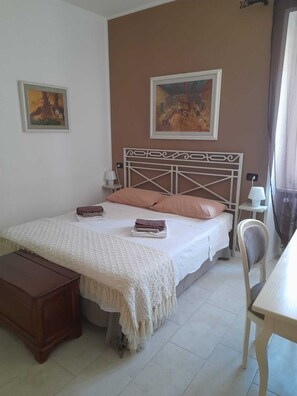 1 bedroom, desk, WiFi