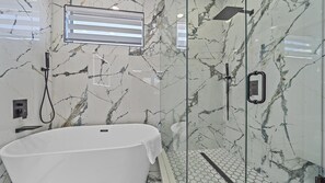 Shower, hair dryer, towels - Luxury 3BR Townhouse w/Elevator & Rooftop | Walk to Downtown (Sarasota)