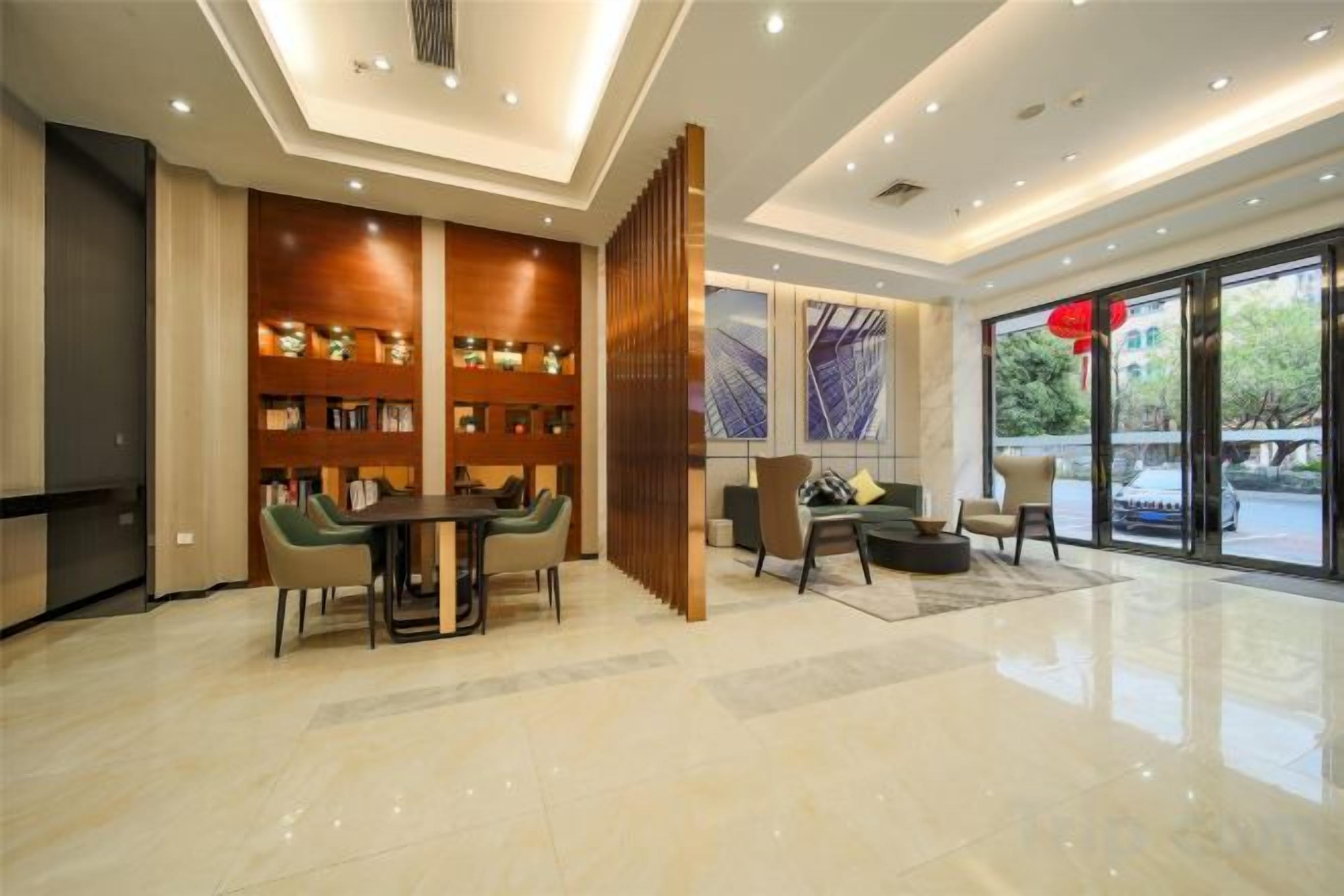 Un interior moderno con zona de comedor, estanterías y vistas amplias a través de puertas de cristal.