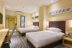 A hotel room with two beds, a desk, a chair, and a small table with a lamp. - City Convenience Hotel (Heyuan Railway Station) (Heyuan)