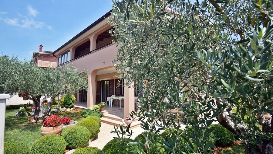 Apartment in Pula Near Hidrobaza Beach