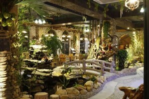 المنشأة من الداخل