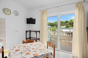 Private kitchen - Seaside Apartment in Rab (Rab)