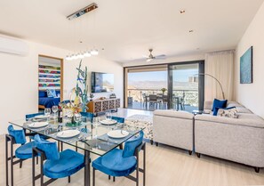 Een smart-tv en een open haard