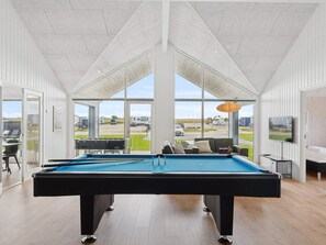 House | Game room