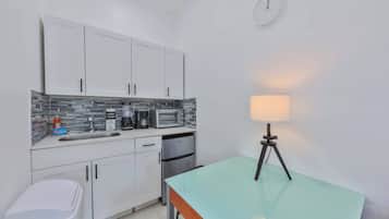 Fridge, oven, coffee/tea maker, toaster