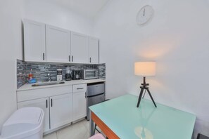 Kjøleskap, ovn, kaffetrakter/tekoker og brødrister