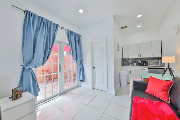 Smart TV, books - Chic studio with AC, WiFi in vibrant Hollywood (Hollywood)