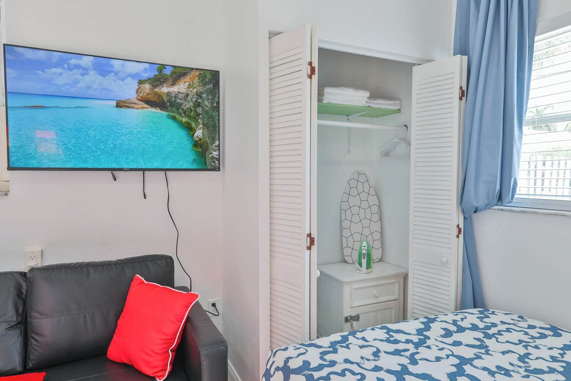 Escritorio, tabla de planchar con plancha, cuna de viaje y wifi gratis