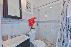 Dusj, hårføner og håndklær