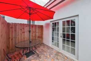 Outdoor dining - Chic studio with AC, WiFi in vibrant Hollywood (Hollywood)